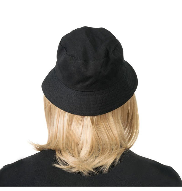 Lorenzo – Blond Haarpruik met Zwarte Bucket Hat van CHAKS koop je bij Partywinkel