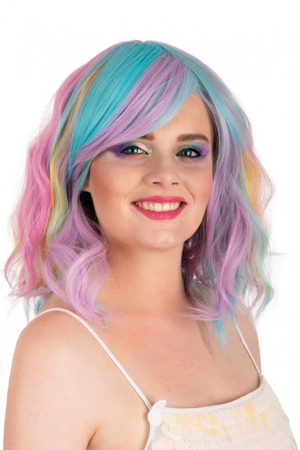 Pruik Alicia Half Lang Met Wave Met Pony Pastel Kleuren van PartyXplosion koop je bij Partywinkel