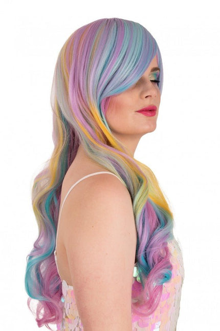 Pruik Selena Lang Met Krullen Pastel Regenboog Met Schuine Pony van PartyXplosion koop je bij Partywinkel