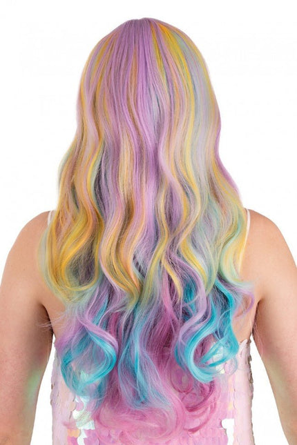 Pruik Selena Lang Met Krullen Pastel Regenboog Met Schuine Pony van PartyXplosion koop je bij Partywinkel