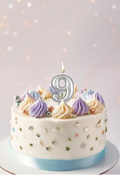Zilveren Kaars 9 Jaar Metallic 8cm van Fiestas Guirca koop je bij Partywinkel